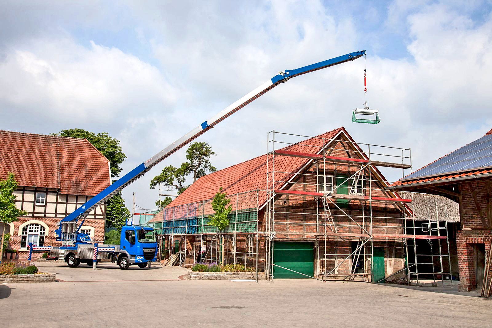 grue mobile pour couvreur avec pince à tuiles