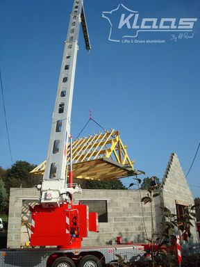 grue sur remorque charpente