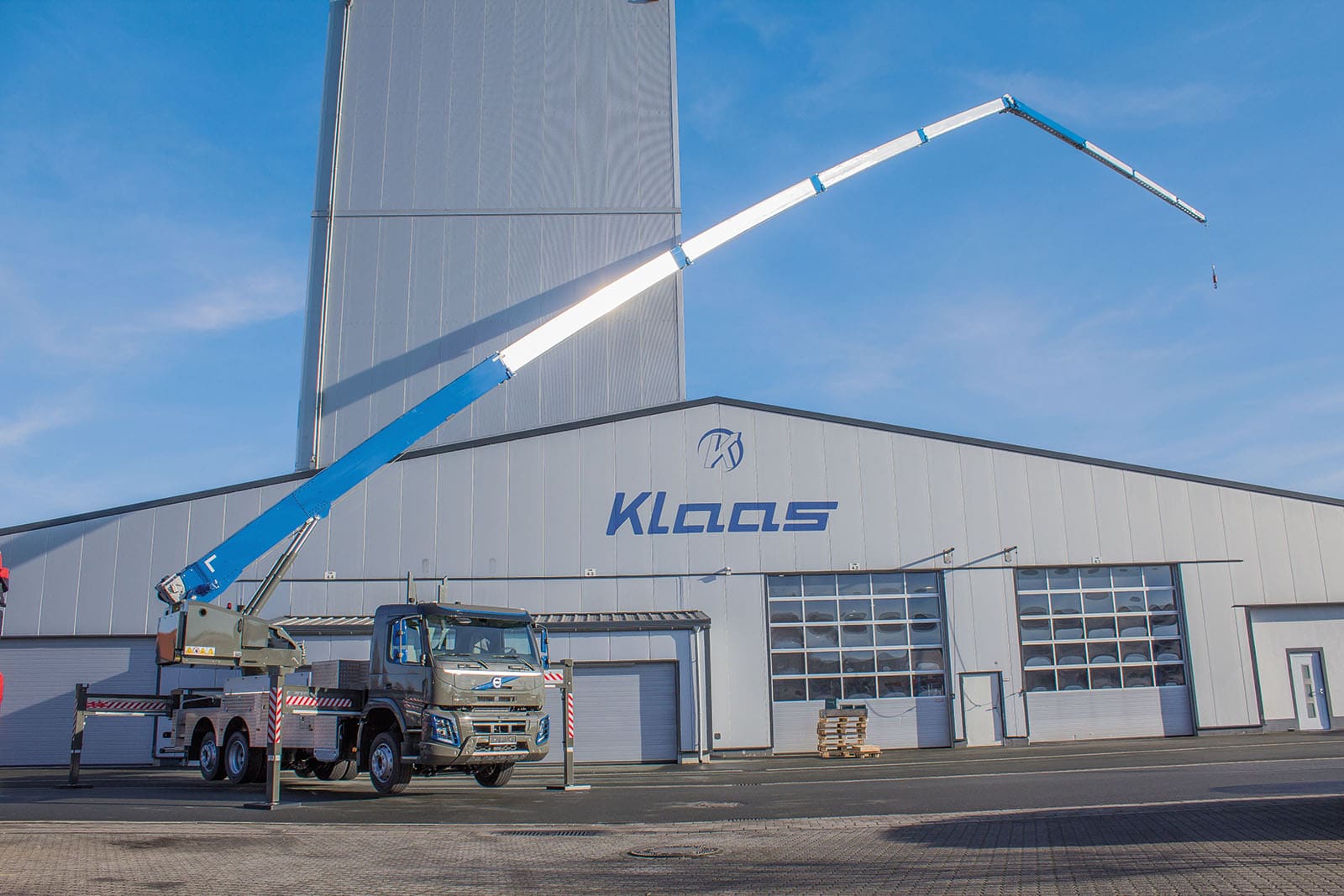 grue mobile sur camion 60 metres