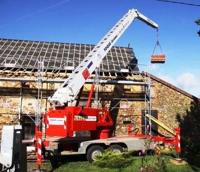 Grue sur chantier étroit