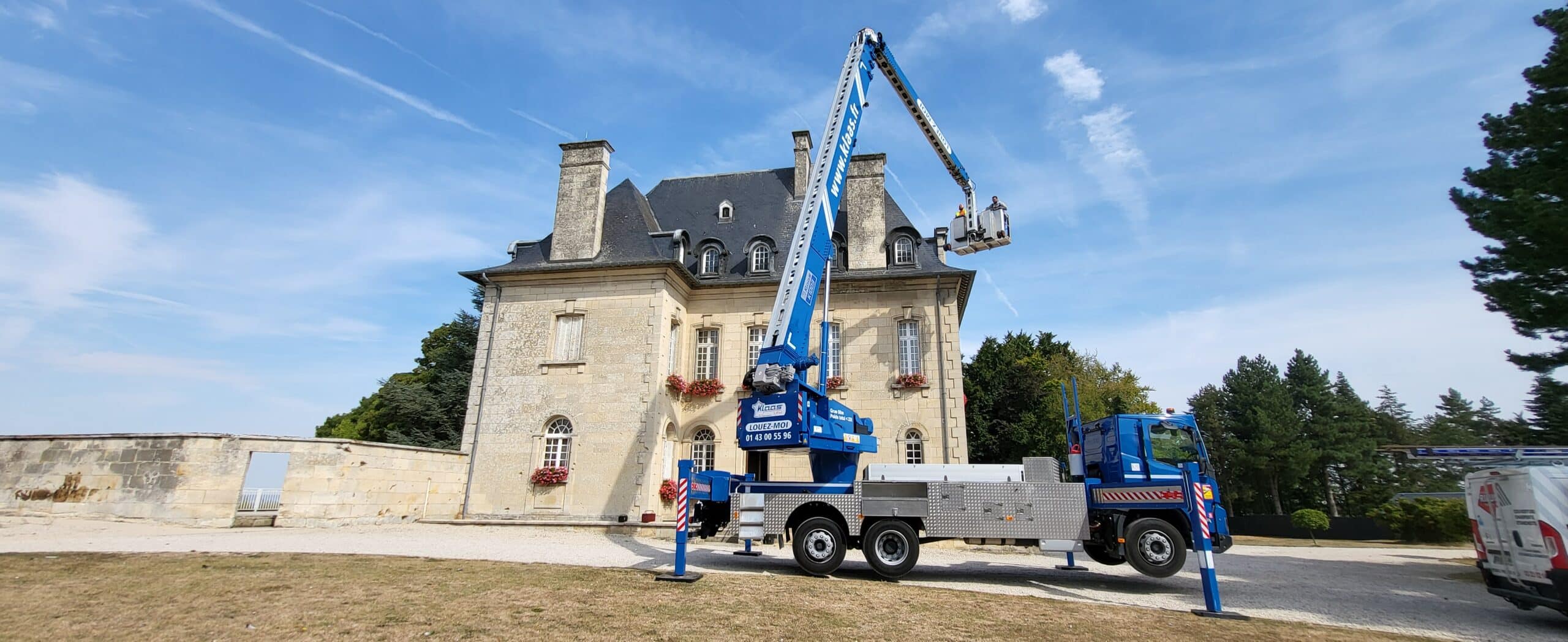 Intervention en nacelle sur un château avec un camion Klaas K1003