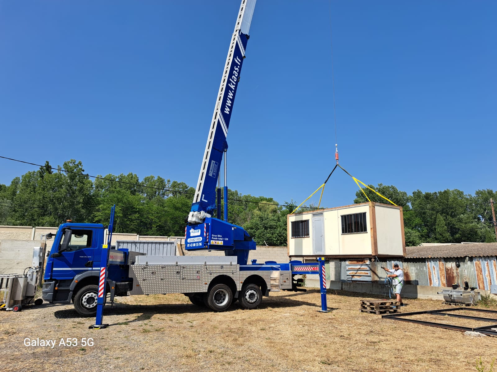 Camion grue en levage algeco mise en place nouvelle agence Salon